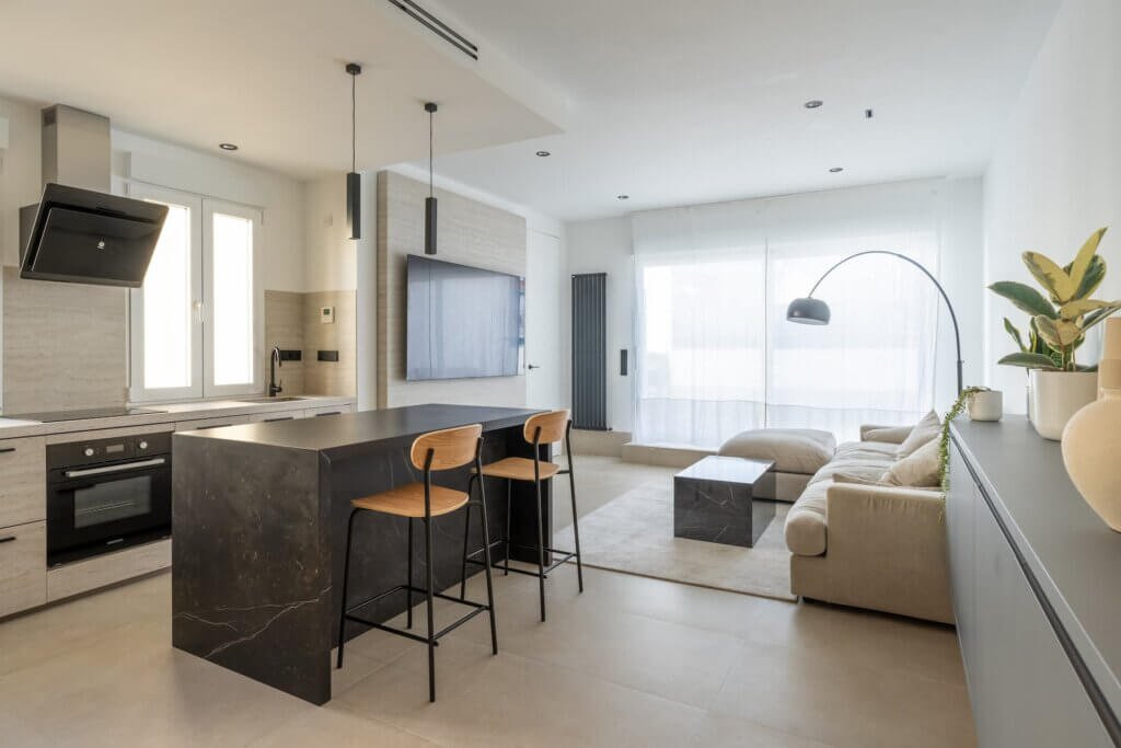 Salón de Casa Werlyb con luz natural después de la reforma