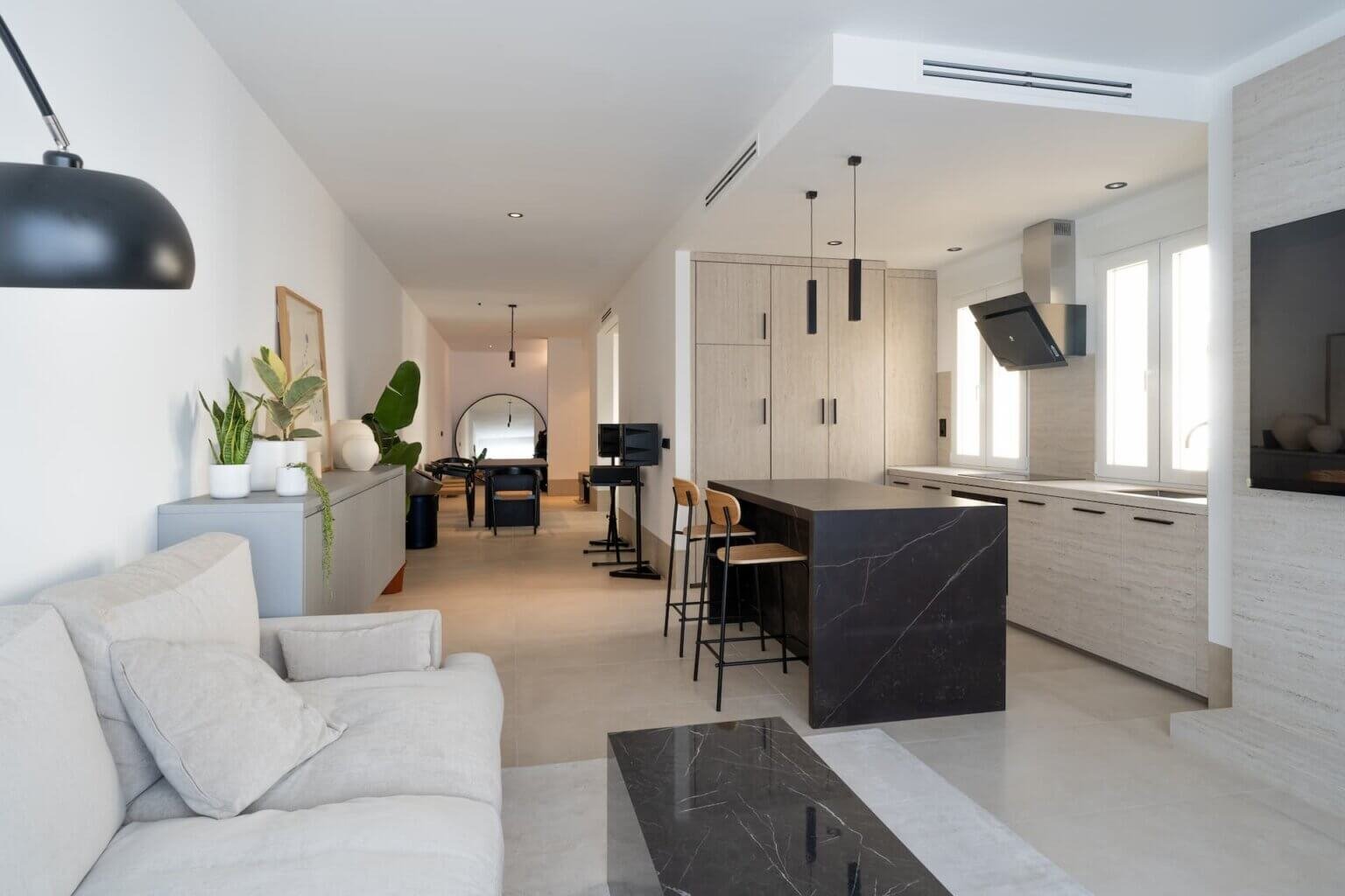 Salón y cocina de Casa Werlyb, después de la reforma de Bramanti Arquitectos